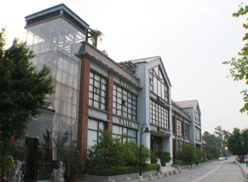 图:由于得到一些地方官员的默许,2000多平米的违建横立珠江边多年\\\\吕剑 摄