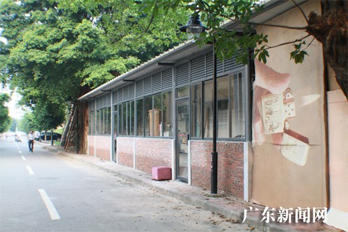 图:由于得到一些地方官员的默许,2000多平米的违建横立珠江边多年\\\\吕剑 摄
